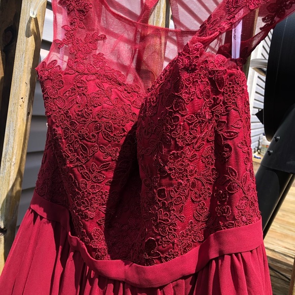 DaVinci burgundy bridesmaid’s gown - Picture 2 of 3